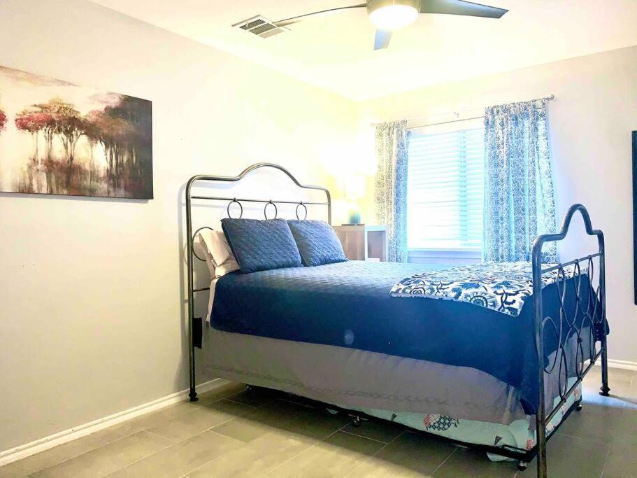 Modern Updates - Great Location - King Bed- Bmt San Antonio Exterior photo