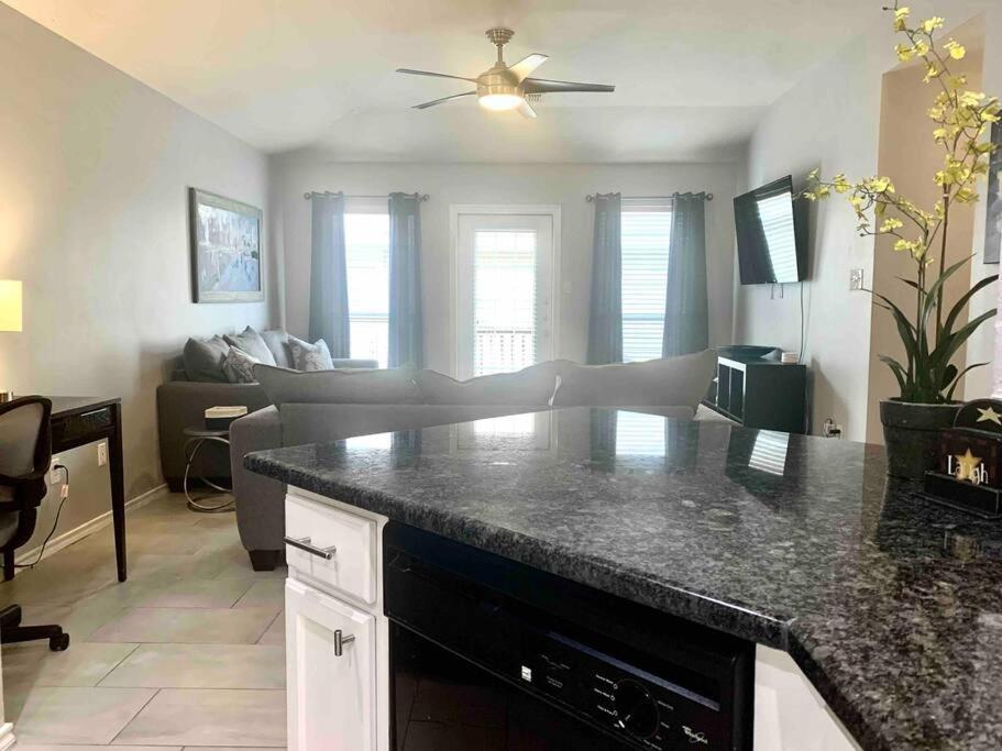 Modern Updates - Great Location - King Bed- Bmt San Antonio Exterior photo