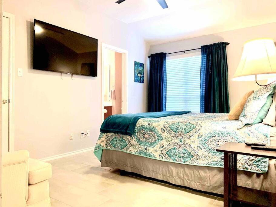 Modern Updates - Great Location - King Bed- Bmt San Antonio Exterior photo