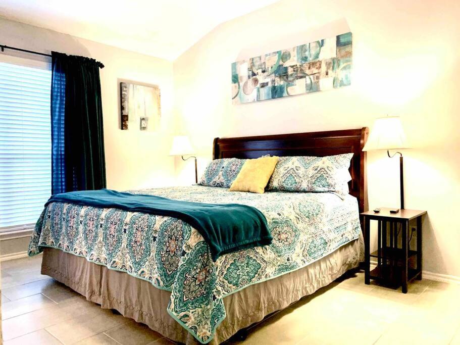 Modern Updates - Great Location - King Bed- Bmt San Antonio Exterior photo